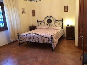Decoració individual, mobiliari individual, escriptori i wifi gratuïta