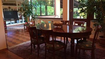 Termasuk sarapan masakan tempatan setiap hari