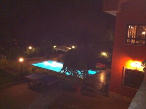 واجهة المنشأة - في المساء/الليل