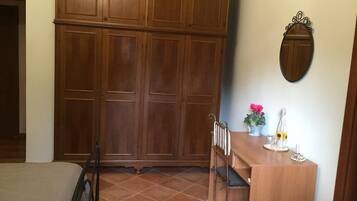 Double Room, Private Bathroom (External) | Dihias secara berasingan, dilengkapkan perabot secara berasingan, meja