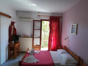 Iron/ironing board, free WiFi, bed sheets