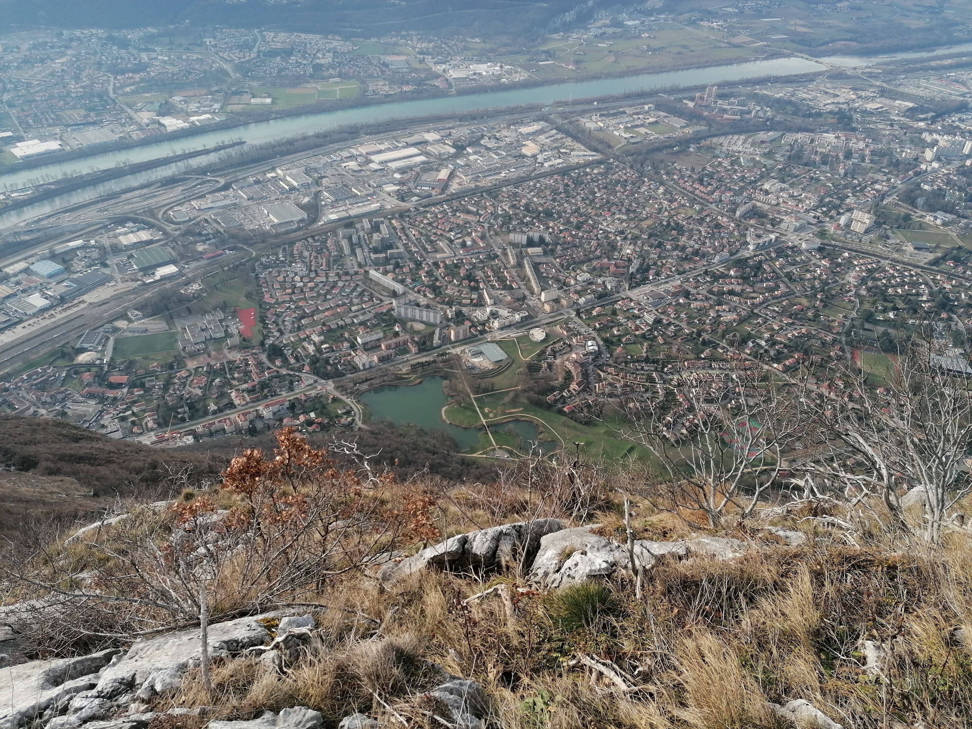 Eine Stadtlandschaft mit Fluss, Industriegebieten und Wohnzonen.