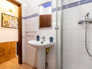 Een douche, een haardroger, een bidet, handdoeken