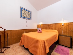 1 slaapkamer, een strijkplank/strijkijzer, wifi, beddengoed