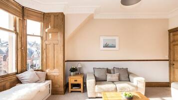 Apartment | Living area | Flat-screen TV, DVD player