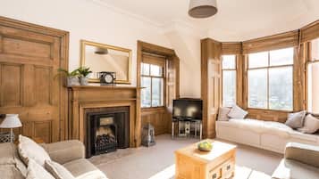 Apartment | Living area | Flat-screen TV, DVD player