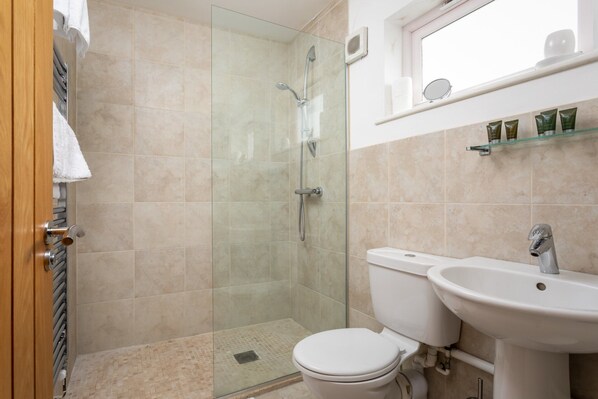 Lansdown | Bathroom | Shower, free toiletries, hair dryer, towels