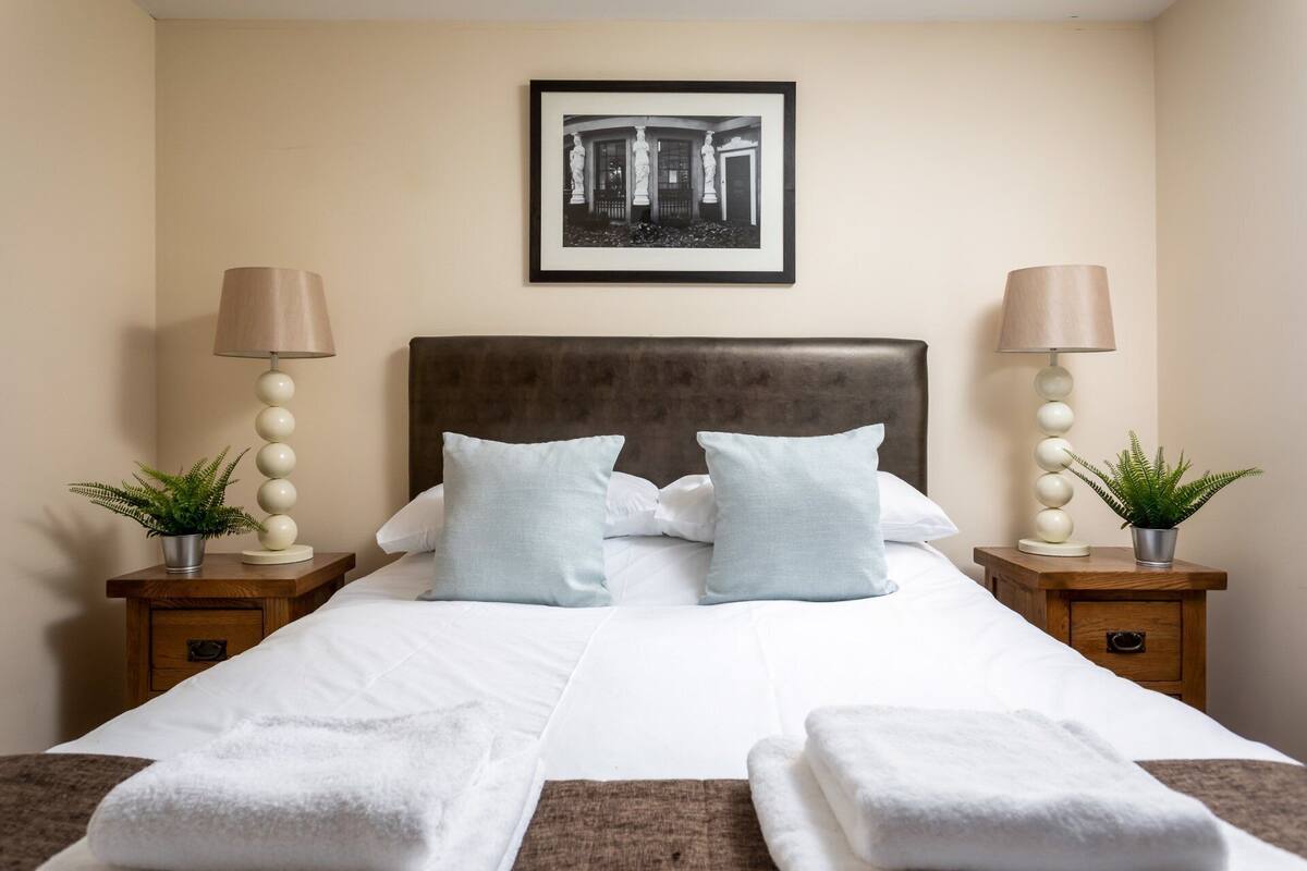 2 habitaciones, espacio para trabajar con laptop y insonorización
