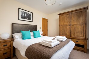 Lansdown | Laptop workspace, soundproofing, iron/ironing board, free WiFi