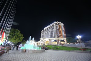 Boendets fasad - kväll/natt