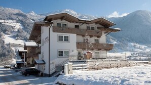A multi-story hotel with a ski lift in the background, surrounded by snow-covered mountains. - Tirol apartment with 2 bedrooms (Mayrhofen)