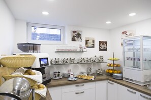 Daily continental breakfast for a fee - Hotel Tommasi (Moerfelden-Walldorf)