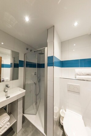 Douche, douche à « effet pluie », articles de toilette gratuits