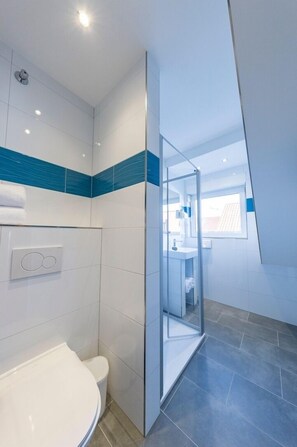 Shower, rainfall showerhead, free toiletries, hair dryer