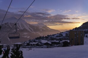 A snow-covered mountain village with buildings and a ski lift. - Belambra Clubs Orcières 1850 - Le Roc Blanc (Orcieres)
