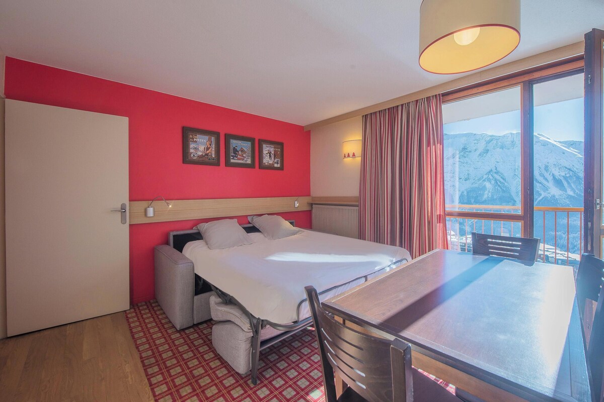 Desk, free cots/infant beds, WiFi, bed sheets
