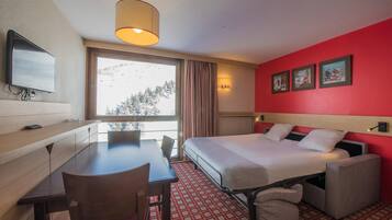 2 bedrooms, desk, free cots/infant beds, WiFi