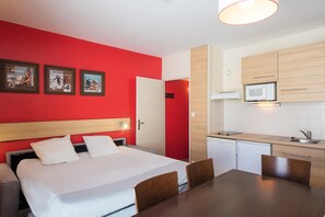 Desk, free cribs/infant beds, WiFi, bed sheets