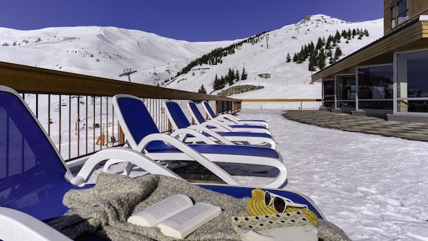 A row of sun loungers with a book and sunglasses on one, overlooking a snowy mountain. - Belambra Clubs Orcières 1850 - Le Roc Blanc (Orcieres)