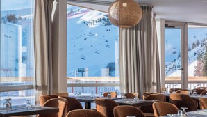 A restaurant with tables set for dining, large windows with a view of a snowy mountain and ski lift. - Belambra Clubs Orcières 1850 - Le Roc Blanc (Orcieres)