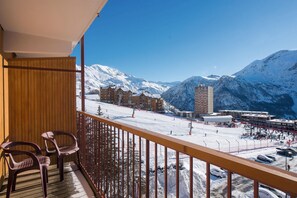 A balcony with a view of a snowy mountain landscape, including ski slopes and buildings. - Belambra Clubs Orcières 1850 - Le Roc Blanc (Orcieres)