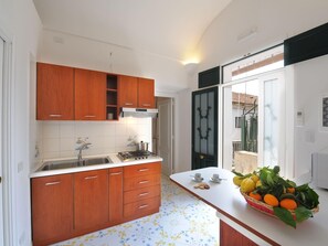 Réfrigérateur, four, batterie de cuisine, vaisselle et ustensiles