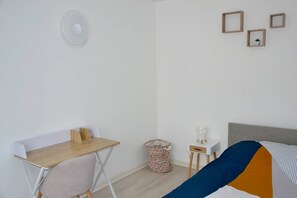 4 bedrooms, desk