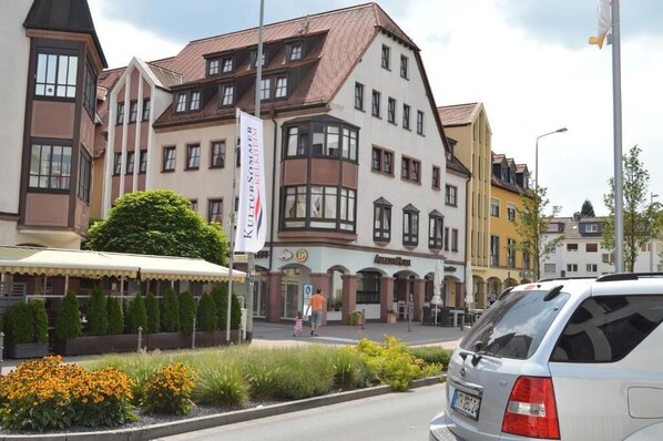 A building with a sign reading "KULTURSOMMER KIRCHEN". - Arkaden Hotel (Kelkheim)