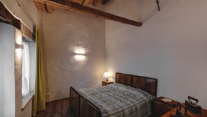 Classic Double Room | Cribs (free), WiFi (free), individually decorated - Il Fontego (Borgo Valbelluna)