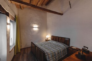 Classic Double Room | Individually decorated, individually furnished, free cots/infant beds - Il Fontego (Borgo Valbelluna)