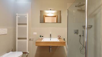 Shower, pancuran hujan, pengering rambut, dan kloset