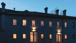 A large building with multiple windows and a central entrance. - Il Fontego (Borgo Valbelluna)