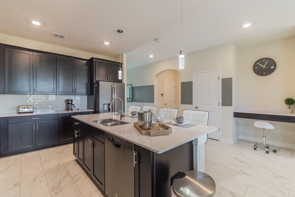 Réfrigérateur, four à micro-ondes, un four, surface de cuisson