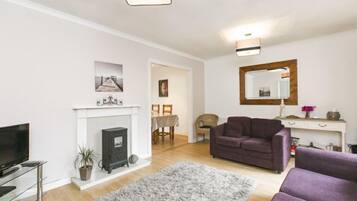 Apartment | Living area | Flat-screen TV, DVD player