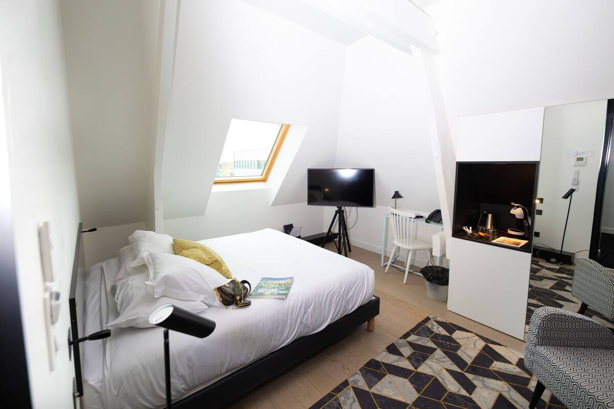 Classic-Doppelzimmer, mit Bad, Blick auf den Innenhof (12/22/32) | 1 Schlafzimmer