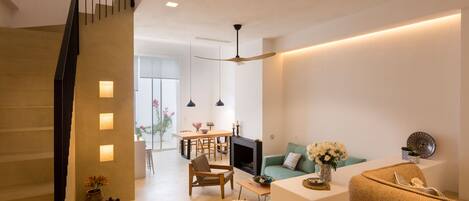 Smart-TV, Kamin, Stereoanlage