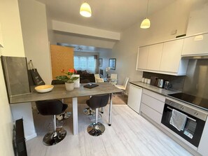 Geladeira, micro-ondas, fogão, cooktop