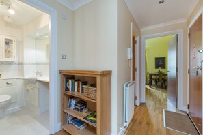 Hair dryer, towels, soap, shampoo - 393 Old Tolbooth Wynd Apartment 3 (Edinburgh)