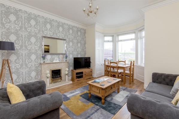 Apartment (1 Bedroom) | Living room