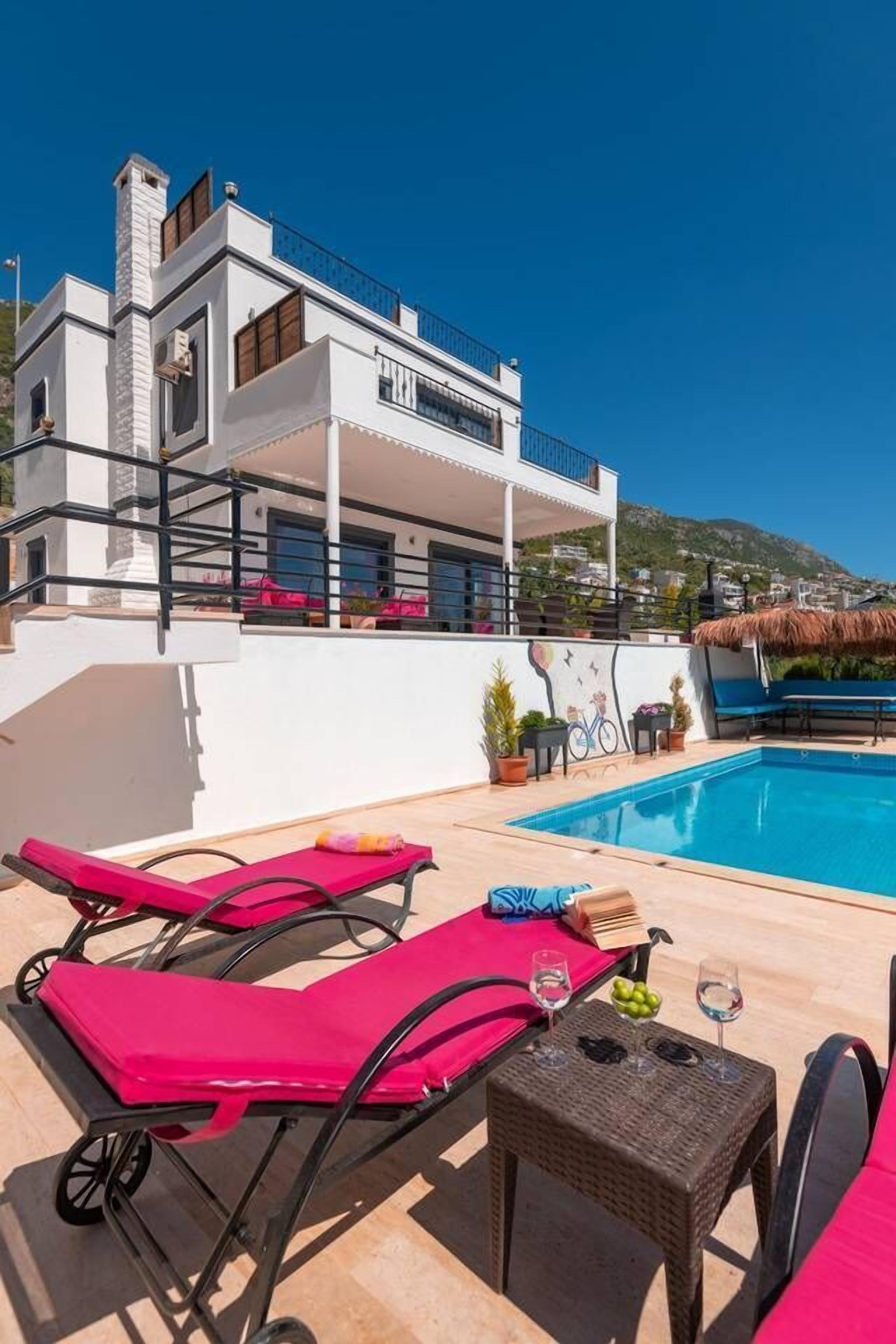 Piscine extérieure, piscine chauffée, chaises longues