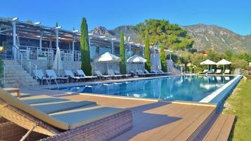 Outdoor pool, an infinity pool