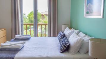 2 bedrooms, iron/ironing board, bed sheets