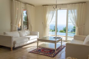 Flat-screen TV, fireplace, foosball, table tennis