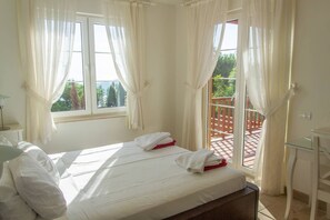 3 bedrooms, iron/ironing board, free cribs/infant beds, bed sheets