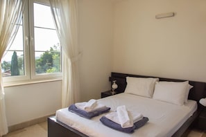 3 bedrooms, iron/ironing board, free cots/infant beds, bed sheets