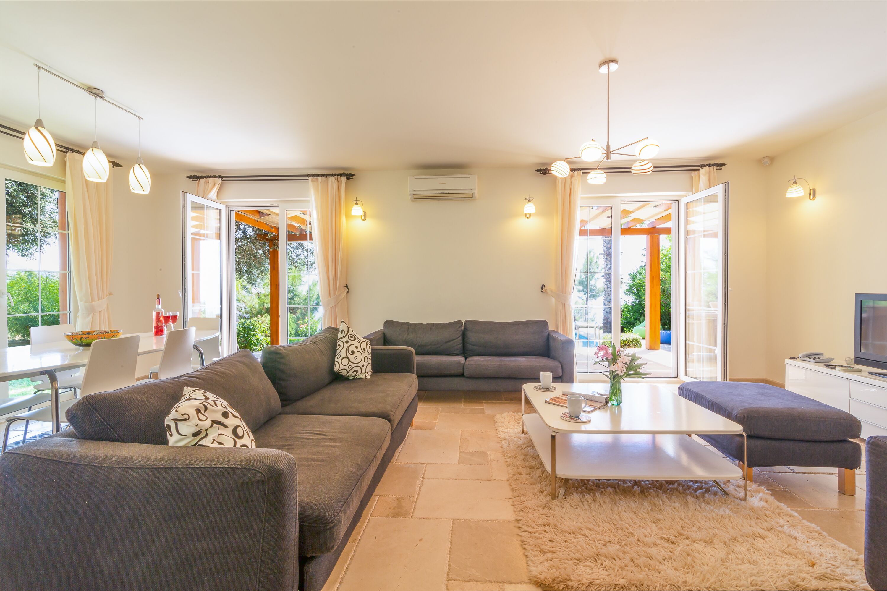 テレビ、テーブルサッカー台、卓球台