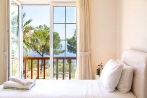 3 habitaciones, tabla de planchar con plancha y ropa de cama