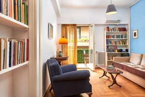 Apartamento, 1 quarto, vista para a cidade | Sala de estar | TV de tela plana