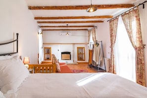 1 quarto, ferros/tábuas de passar roupa, roupa de cama