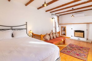 1 habitación, tabla de planchar con plancha y ropa de cama